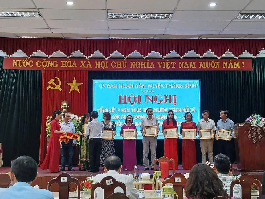 Sự khích lệ từ chính quyền địa phương đã tiếp thêm động lực cho người giáo viên tự nhận “chưa biết gì về kinh doanh” dấn thân vào hành trình nâng tầm nông sản bản địa