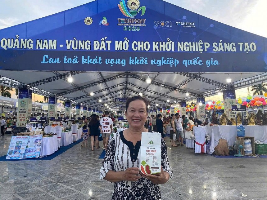 Với bà Tiến, mỗi gói trà trao đi không chỉ là thức uống bổ dưỡng giúp làm ấm cơ thể, chống cảm lạnh, mà còn thể hiện tâm huyết từ người làm nghề, nông dân trồng gừng muốn chứng minh giá trị tinh hoa bản địa