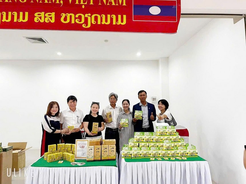 Bạn bè quốc tế thích thú trải nghiệm trải nghiệm sản phẩm của Hộ kinh doanh Cô Một