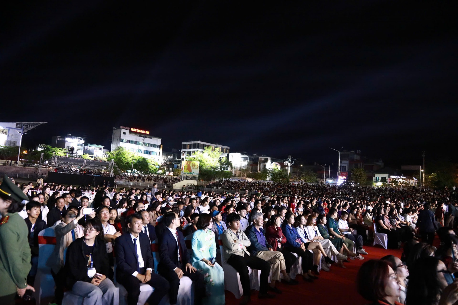 Đông đảo các đại biểu, người dân và du khách tại chương trình khai mạc Lễ hội Hoa Ban năm 2026.