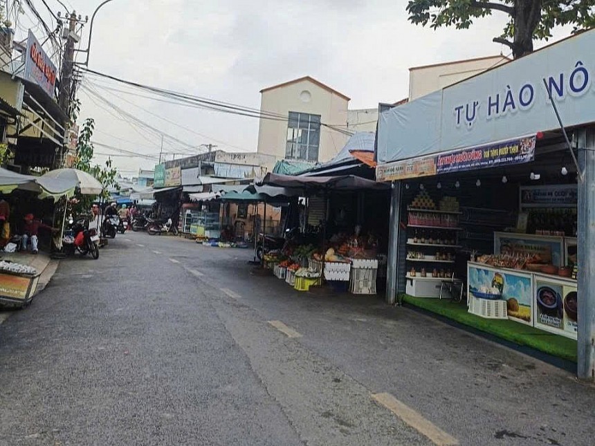 Tọa lạc ngay cửa ngõ chợ Hóc Môn – nơi có lưu lượng người qua lại dày đặc mỗi ngày, điểm trưng bày những sản phẩm OCOP thuộc CLB OCOP huyện (nay là xã Hóc Môn) trở thành điểm dừng chân thu hút nhiều khách hàng đến tham quan