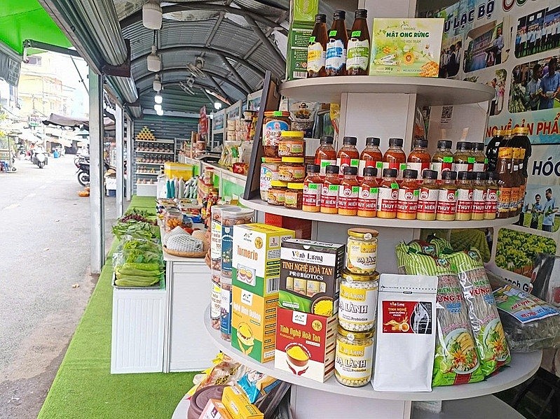 Theo bà Thảo, cửa hàng ưu tiên chọn phương thức nhập hàng trực tiếp, “mua đứt bán đoạn” thay vì ký gửi, giúp đơn vị sản xuất yên tâm về dòng vốn