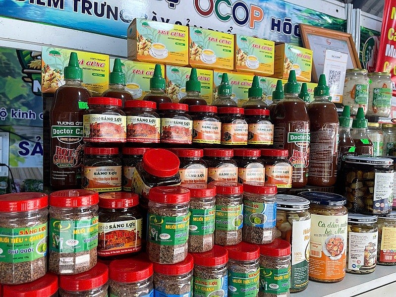 Ngoài những sản phẩm OCOP trên địa bàn, CLB còn trở thành “cầu nối” giúp nhiều sản phẩm OCOP khu vực, tỉnh thành lân cận có cơ hội lan tỏa, quảng bá, thương mại đến người dân địa phương