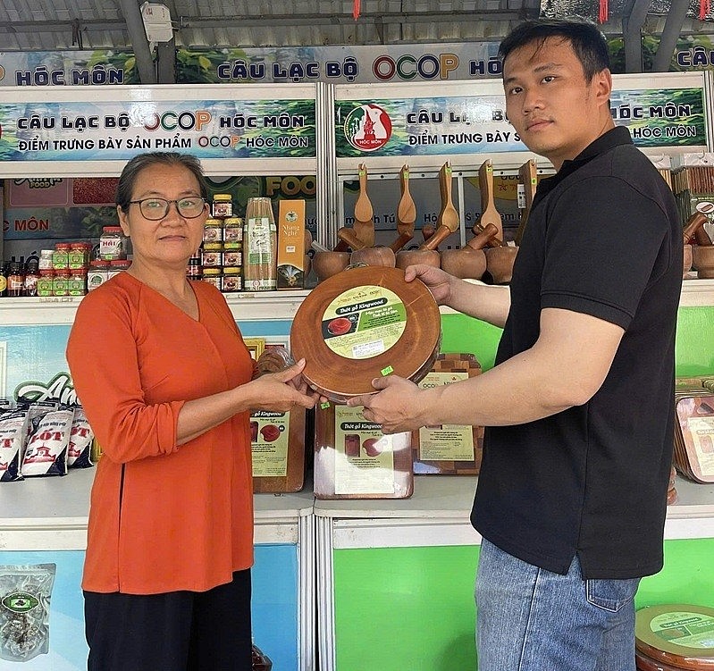 Thành viên CLB giới thiệu đến PV OCOP Việt Nam sản phẩm thớt gỗ đạt chứng nhận OCOP từ Công ty TNHH Thương mại Dịch vụ KingWood