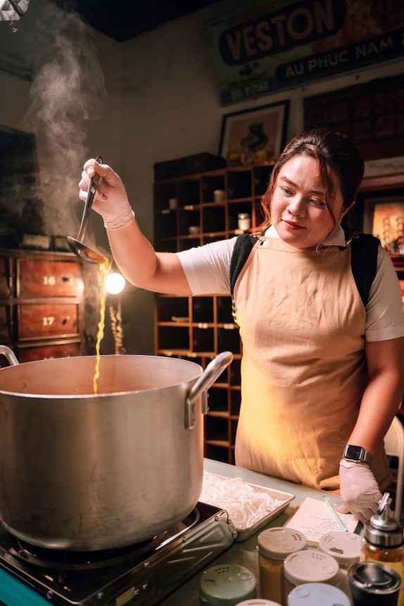 Chị Thái Thị Thu Thủy cùng chồng là những nhà đồng sáng lập thương hiệu Vĩnh Phú (Vifood)