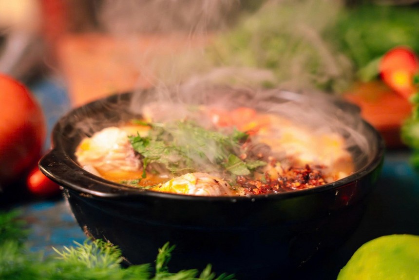 Bánh canh Vĩnh Phú từ lâu đã trở thành điểm đến không thể bỏ qua trên bản đồ ẩm thực Quy Nhơn, với các chi nhánh luôn được lấp đầy bởi thực khách.