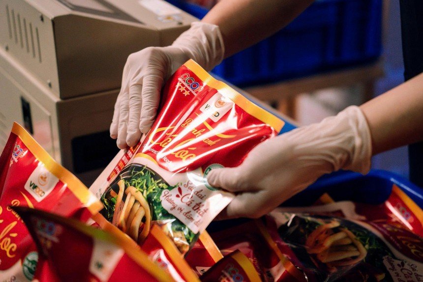 Nước dùng được ninh từ xương cá, nguyên liệu tươi, xử lý bằng công nghệ hiện đại giúp bánh canh cá lóc đóng gói kéo dài hạn sử dụng, không cần lạm dụng chất bảo quản