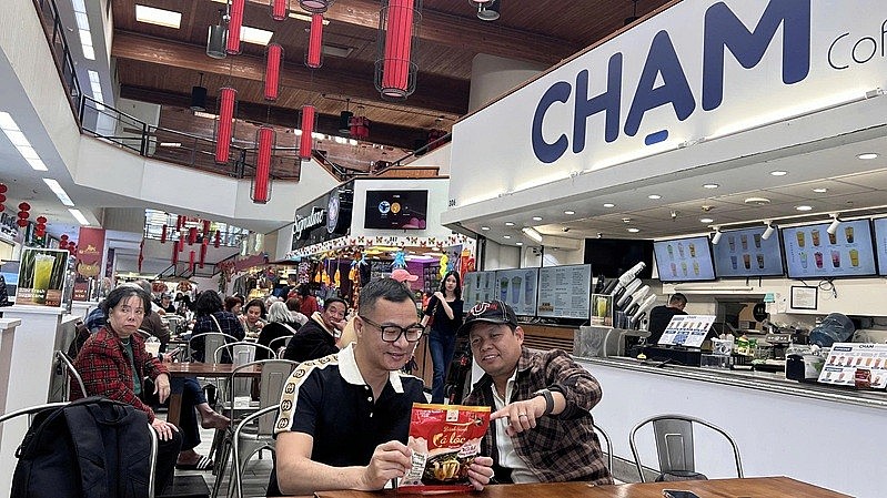 Khách hàng tại Mỹ thích thú khi được cầm trên tay gói bánh canh cá lóc đóng gói từ quê nhà