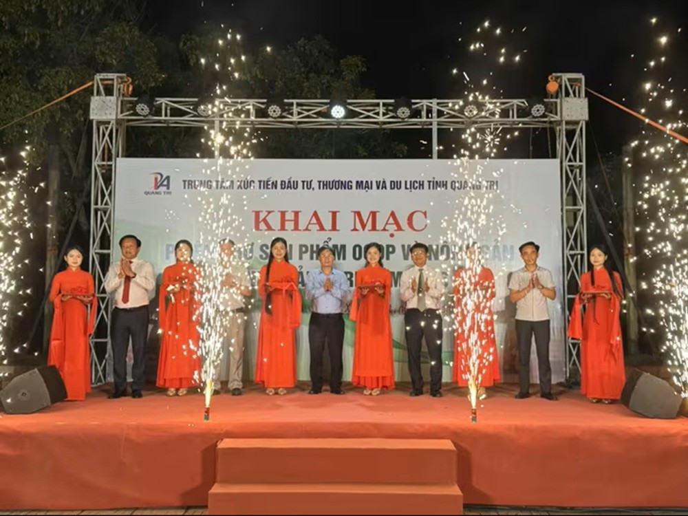 Các đại biểu cắt băng khai mạc phiên chợ - Ảnh: M.T