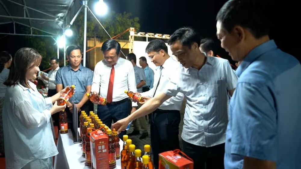 Tham gia phiên chợ có nhiều sản phẩm đặc trưng của xã Cửa Việt như nước mắm, ruốc khô... - Ảnh: H.Q