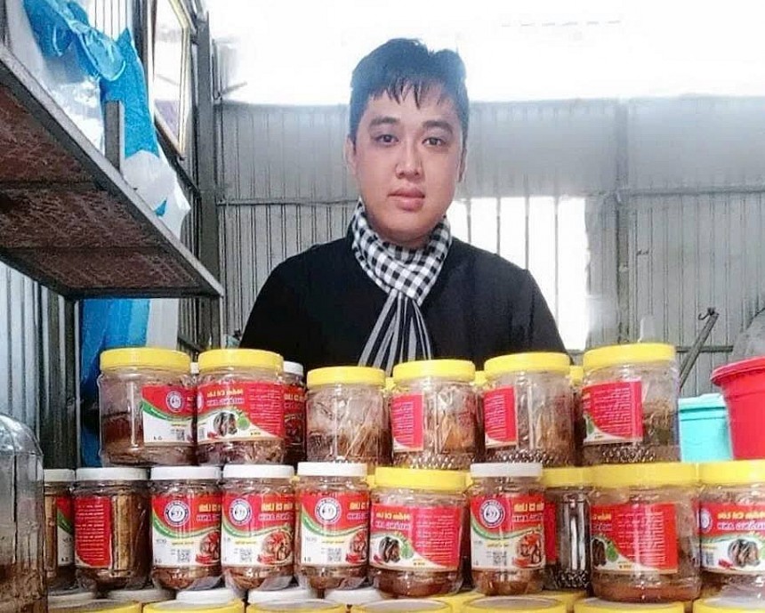 Quyết định gác lại lời mời gọi nơi phố thị, Nguyễn Hoàng Anh (SN 1998) chọn quay về quê hương Ngọc Chúc (tỉnh An Giang) gắn bó cùng xưởng mắm gia đình