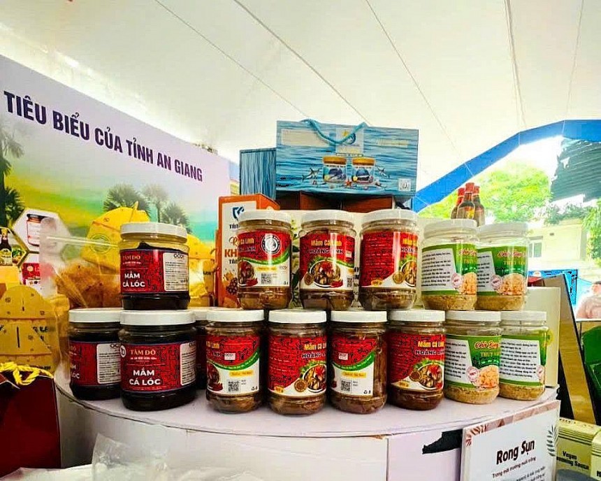 Là thanh niên khởi nghiệp với tư duy cấp tiến, Hoàng Anh luôn đau đáu, trăn trở muốn giữ gìn nghề mắm truyền thống gia đình, đưa đặc sản quê hương tiến xa hơn