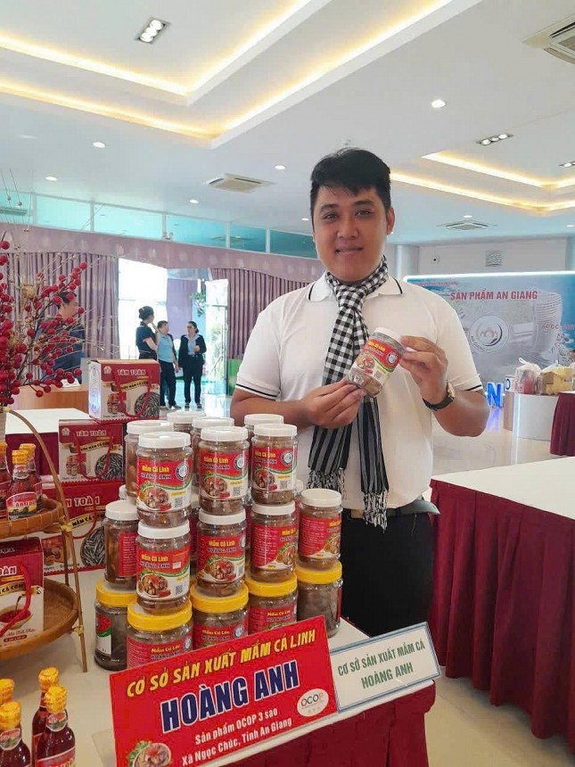 Với số vốn 50 triệu đồng từ Ngân hàng Chính sách xã hội, chàng trai 9X mạnh dạn đầu tư trang thiết bị, mở rộng quy trình sản xuất, đồng thời đăng ký thương hiệu độc quyền