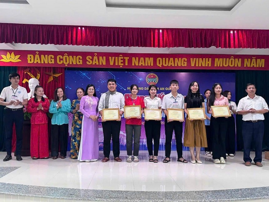 Từ cơ sở sản xuất nhỏ lẻ, manh mún, sản phẩm từ Hộ kinh doanh Mắm cá Hoàng Anh nay đã trở thành mô hình kinh tế hiệu quả, góp phần xóa đói giảm nghèo tại xã Ngọc Chúc