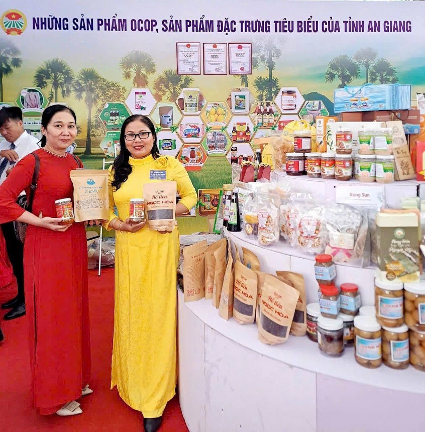 Hộ kinh doanh Mắm cá Hoàng Anh đang là điểm sáng trong phong trào sản xuất kinh doanh giỏi, hiện thực hóa mục tiêu xóa đói giảm nghèo, giữ lửa nghề truyền thống quê hương Ngọc Chúc, tỉnh An Giang