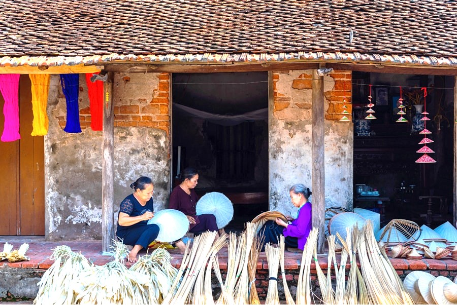 Làm nón làng Chuông. Ảnh: Lê Phú Sơn