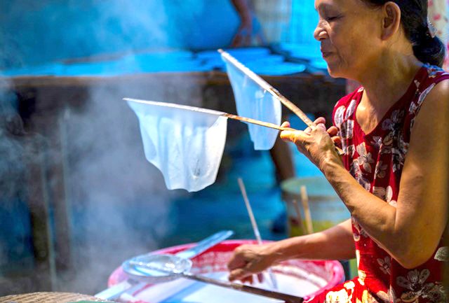 Trăm năm giữ lửa hồn quê trong từng tấm bánh tráng Lựu Bảo