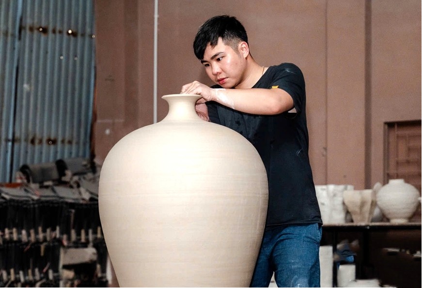 Nghệ nhân trẻ Nguyễn Tuấn Minh say mê làm gốm.  