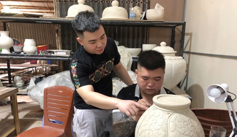 Nghệ nhân Nguyễn Tuấn Minh hướng dẫn nghề gốm cho thanh niên xã Bát Tràng.