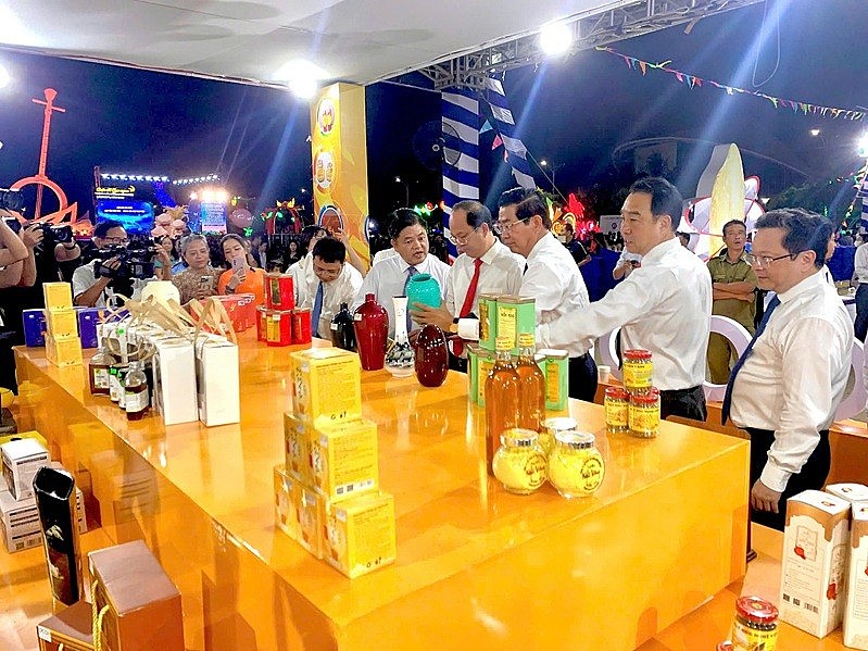 Ông Nguyễn Hồ Hải, Bí thư Tỉnh uỷ tỉnh Cà Mau (thứ 4 từ phải sang) tham quan gian hàng triển lãm của TP. HCM tại Tuần lễ Khoa học, Công nghệ - Văn hóa, Du lịch năm 2026 Ông Nguyễn Hồ Hải, Bí thư Tỉnh uỷ tỉnh Cà Mau (thứ 4 từ phải sang) tham quan gian hàng triển lãm của TP. HCM tại Tuần lễ Khoa học, Công nghệ - Văn hóa, Du lịch năm 2026