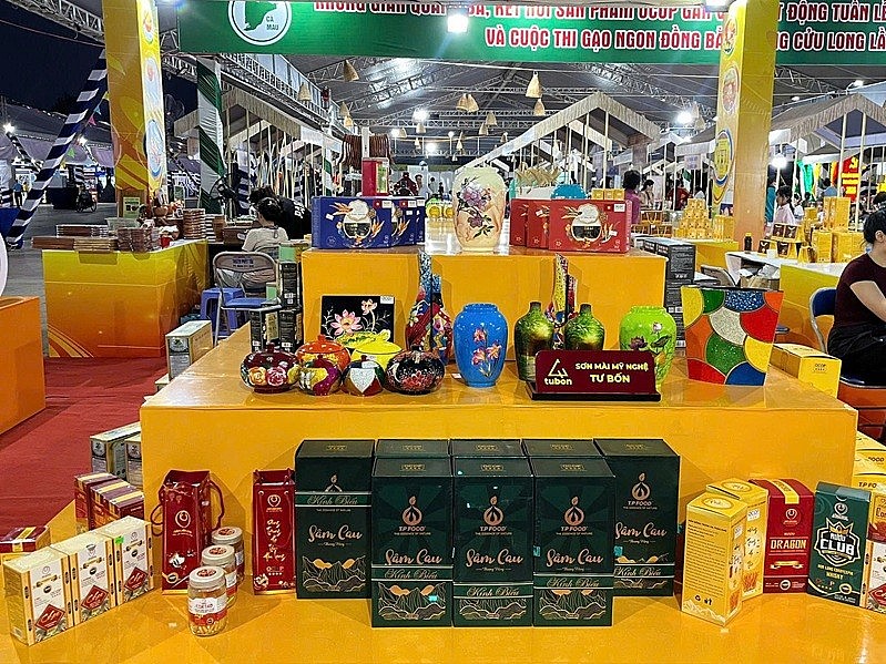 Sản phẩm OCOP của nghệ nhân Lê Bá Linh - Chủ cơ sở Sơn mài Tư Bốn thuộc tại Làng nghề sơn mài Tương Bình Hiệp và rượu sâm cau của Công ty TNHH Thương mại Thực phẩm T.P Sản phẩm OCOP của nghệ nhân Lê Bá Linh - Chủ cơ sở Sơn mài Tư Bốn thuộc tại Làng nghề sơn mài Tương Bình Hiệp và rượu sâm cau của Công ty TNHH Thương mại Thực phẩm T.P