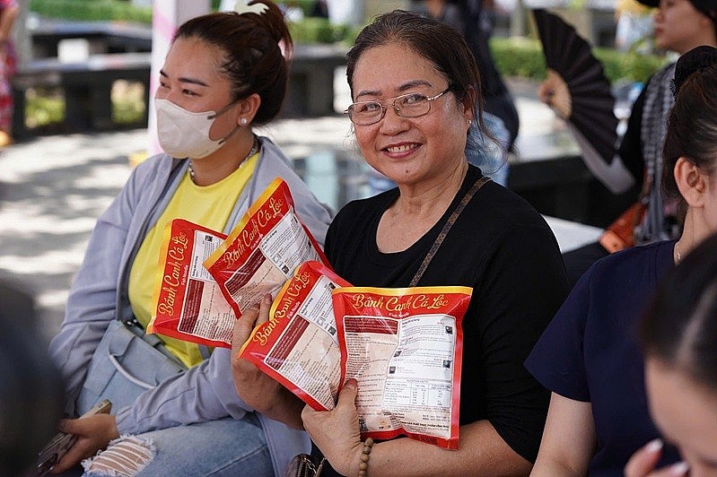 Toàn bộ doanh thu từ hoạt động bán sản phẩm nông sản, đặc sản địa phương sẽ được chuyển hóa trực tiếp thành nguồn lực hỗ trợ thiết thực cho hoàn cảnh khó khăn Toàn bộ doanh thu từ hoạt động bán sản phẩm nông sản, đặc sản địa phương sẽ được chuyển hóa trực tiếp thành nguồn lực hỗ trợ thiết thực cho hoàn cảnh khó khăn