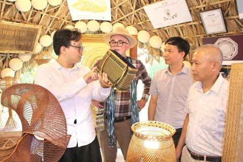 phu nghia lang nghe may tre dan phu vinh don doan hoi dong thu cong the gioi toi tham va lam viec