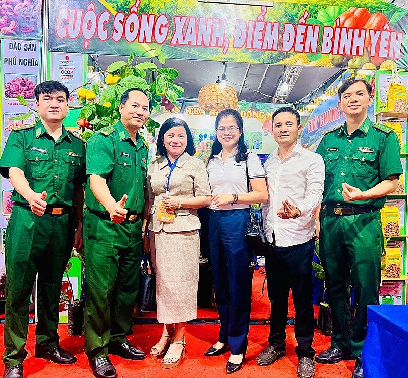 Bà Lê Thị Ánh Tuyết, Phó giám đốc Sở Nông nghiệp và Môi trường TP. Đồng Nai (thứ ba, từ trái sang) tham quan gian hàng xã Thọ Sơn