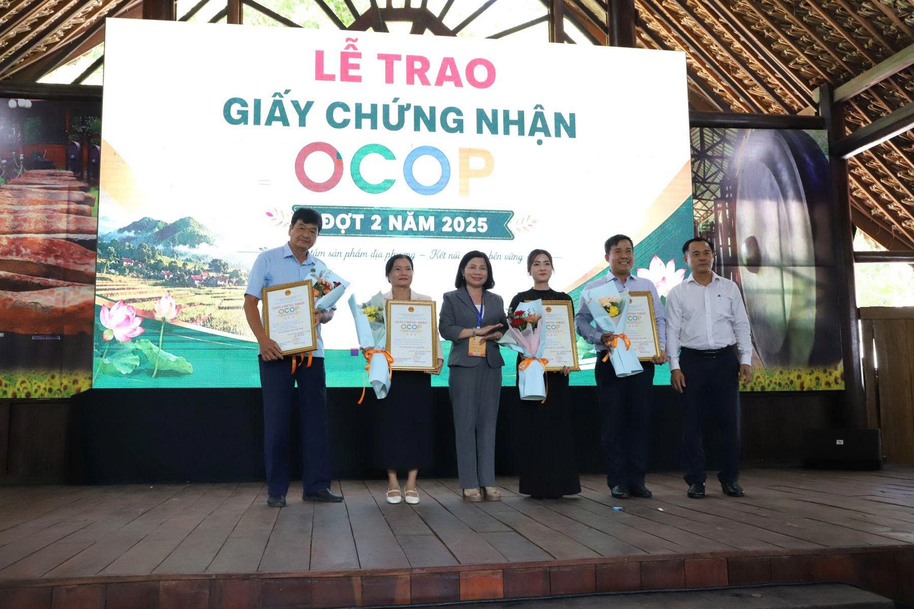 Lãnh đạo tỉnh Đồng Nai trao chứng nhận OCOP đợt 2 năm 2025 cho các chủ thể có sản phẩm đạt chuẩn, góp phần nâng cao giá trị nông sản và thúc đẩy phát triển kinh tế nông thôn địa phương.