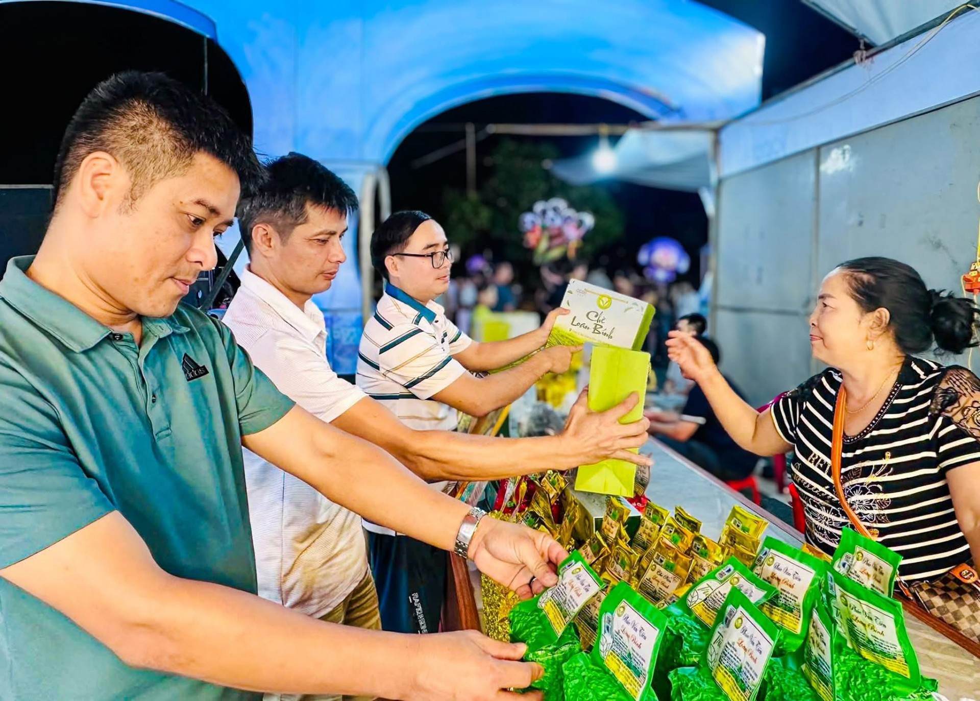 hương trình OCOP của Quảng Ninh không chỉ dừng lại ở việc phát triển sản phẩm, mà còn hướng tới xây dựng chuỗi giá trị hoàn chỉnh, từ sản xuất, chế biến, đến tiêu thụ