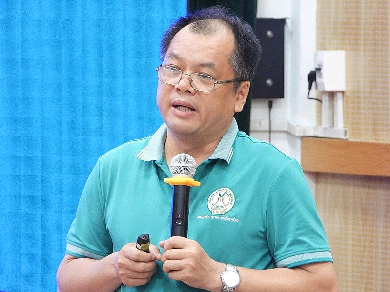 Ông Ngô Xuân Chinh, Giám đốc Trung tâm nghiên cứu Chuyển giao tiến bộ kỹ thuật nông nghiệp (Viện Khoa học Kỹ thuật Nông nghiệp miền Nam) trình bày tham vấn tại hội thảo Ông Ngô Xuân Chinh, Giám đốc Trung tâm nghiên cứu Chuyển giao tiến bộ kỹ thuật nông nghiệp (Viện Khoa học Kỹ thuật Nông nghiệp miền Nam) trình bày tham vấn tại hội thảo