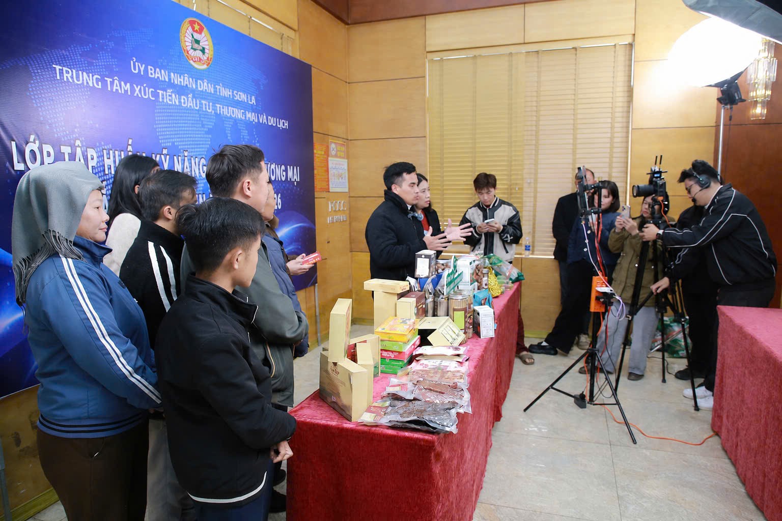 Chạm màn hình, mở lối đi cho nông sản Mộc Châu Chạm màn hình, mở lối đi cho nông sản Mộc Châu