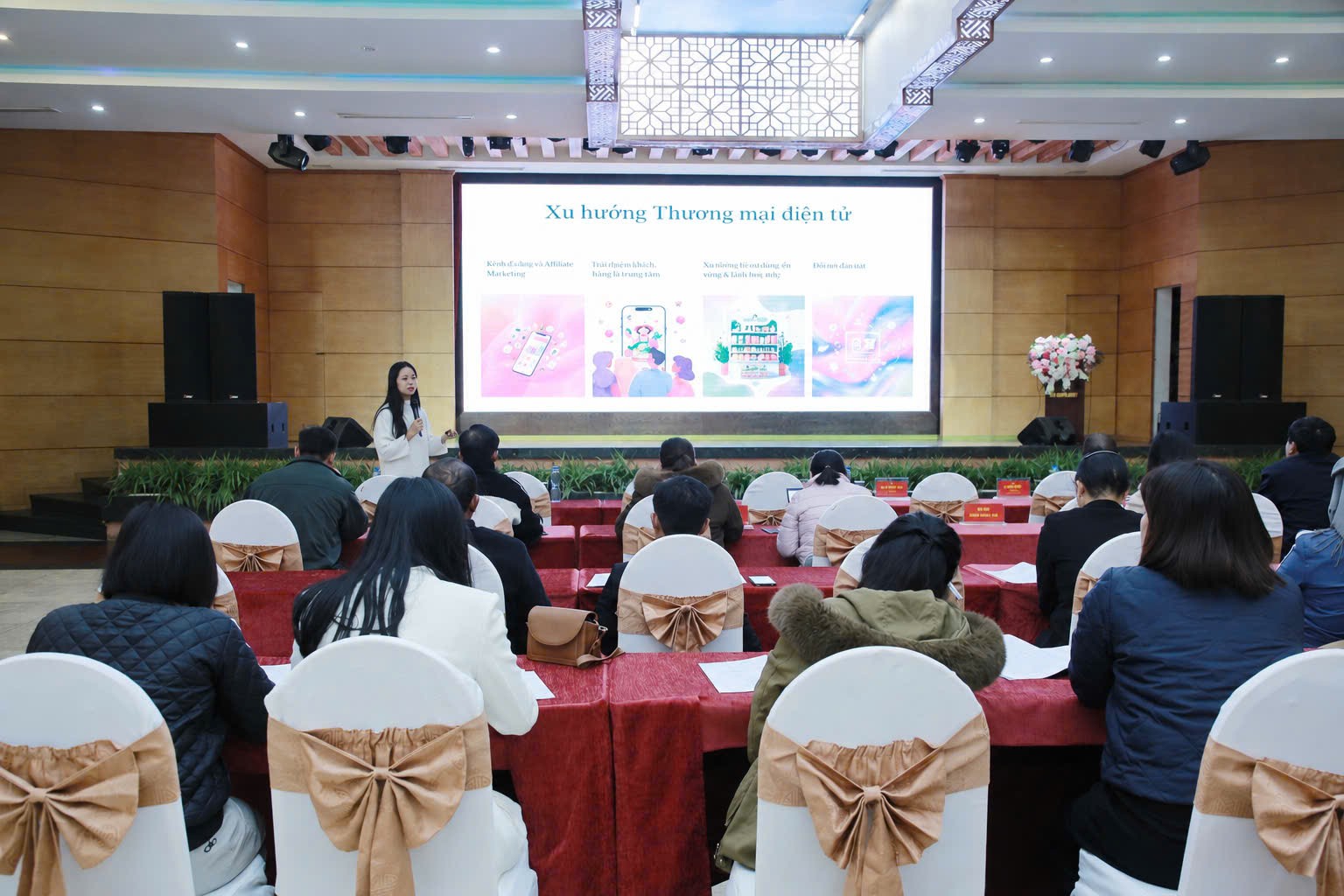 Chạm màn hình, mở lối đi cho nông sản Mộc Châu Chạm màn hình, mở lối đi cho nông sản Mộc Châu