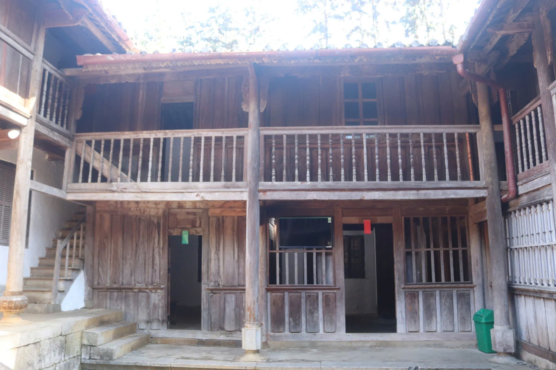 Dinh thự họ Vương: Huyền thoại giữa cao nguyên đá Dinh thự họ Vương: Huyền thoại giữa cao nguyên đá