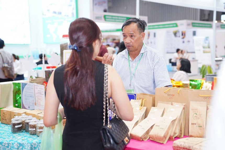 Ông Trịnh Tấn Vinh, Giám đốc Công ty TNHH Thuần Trịnh Coffee, đơn vị sở hữu sản phẩm cà phê hữu cơ đạt chuẩn OCOP tại tỉnh Lâm Đồng Ông Trịnh Tấn Vinh, Giám đốc Công ty TNHH Thuần Trịnh Coffee, đơn vị sở hữu sản phẩm cà phê hữu cơ đạt chuẩn OCOP tại tỉnh Lâm Đồng