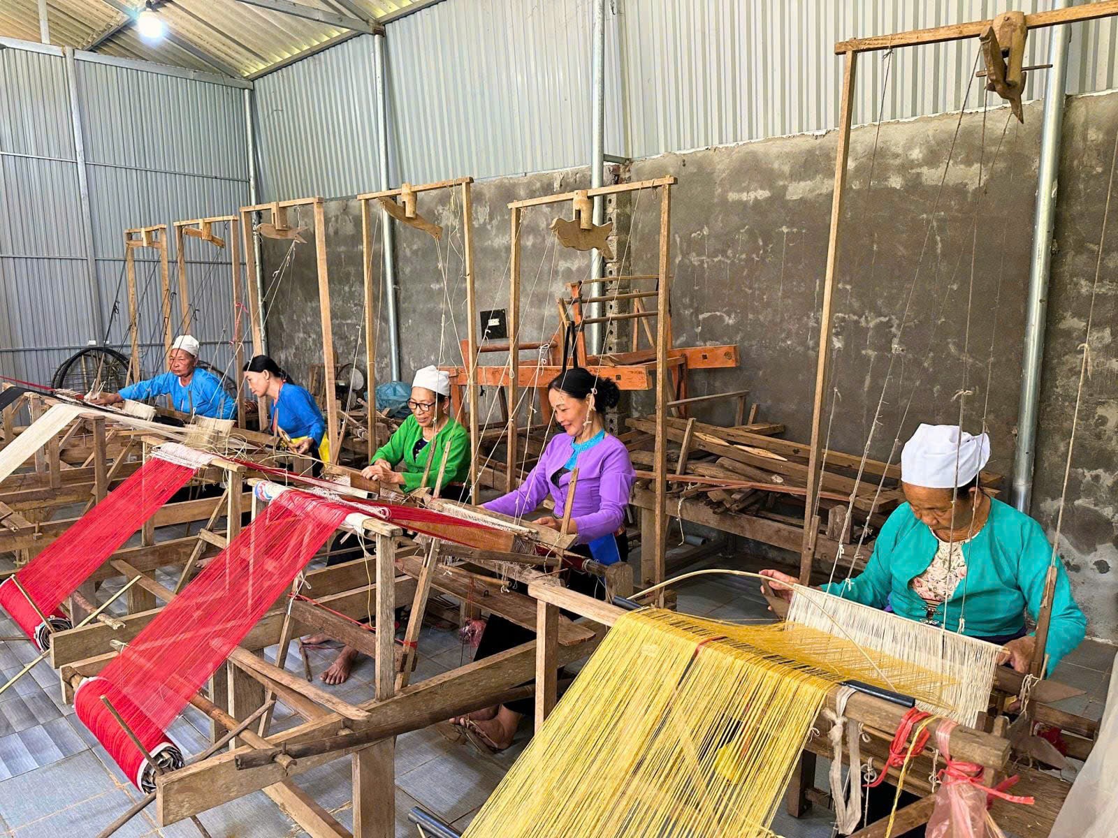 Tiếng thoi đưa trở lại: Giữ hồn thổ cẩm Mường ở vùng cao Phú Thọ