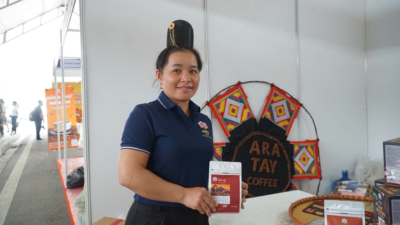 Ara - Tay Coffee - mang công nghệ đến bản cao Ara - Tay Coffee - mang công nghệ đến bản cao