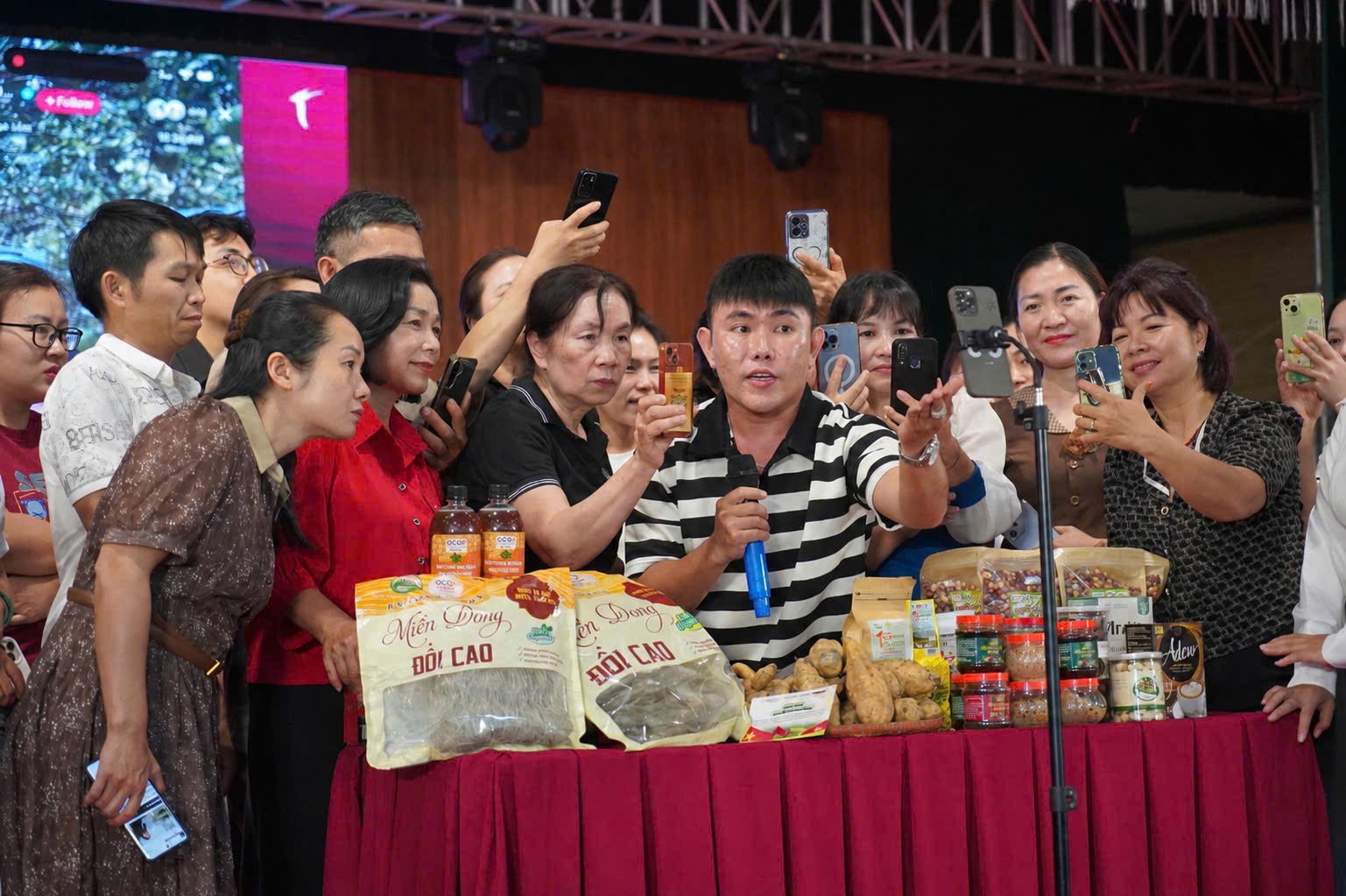 Cánh đồng ‘lên sóng’: Điện Biên đưa nông sản bản địa lên ‘chợ số’ Cánh đồng ‘lên sóng’: Điện Biên đưa nông sản bản địa lên ‘chợ số’