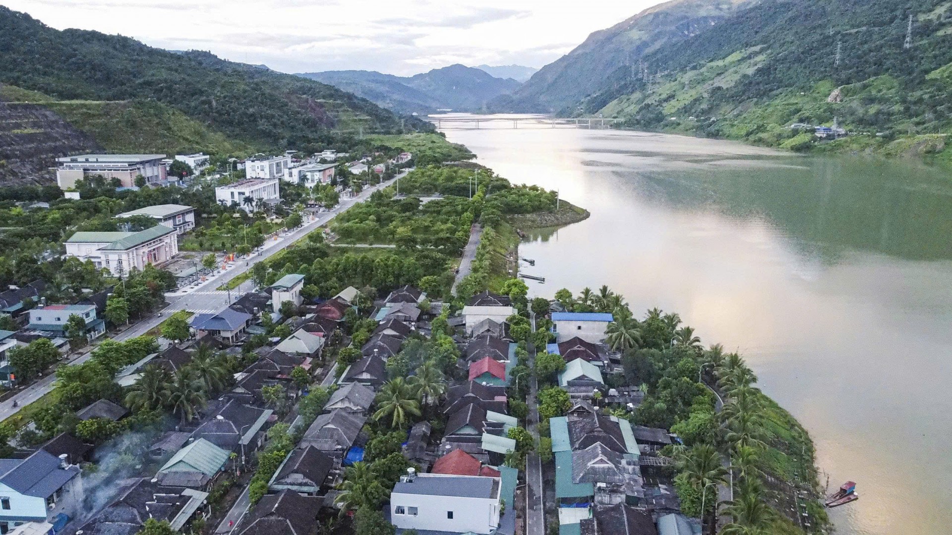 Một dòng sông, nhiều điểm chạm: Mường Lay học cách giữ chân người ở lại Một dòng sông, nhiều điểm chạm: Mường Lay học cách giữ chân người ở lại