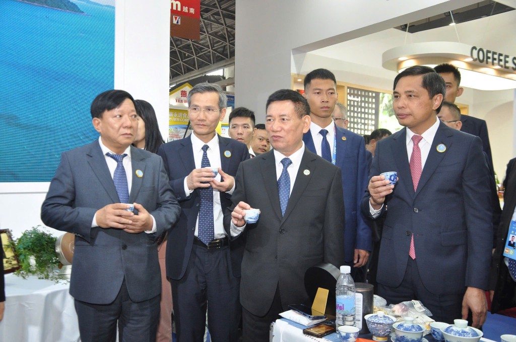 Phó Thủ tướng Chính phủ Hồ Đức Phớc cùng các đại biểu thưởng thức sản phẩm OCOP Quảng Ninh tại  Hội chợ Trung Quốc - ASEAN 2024 
