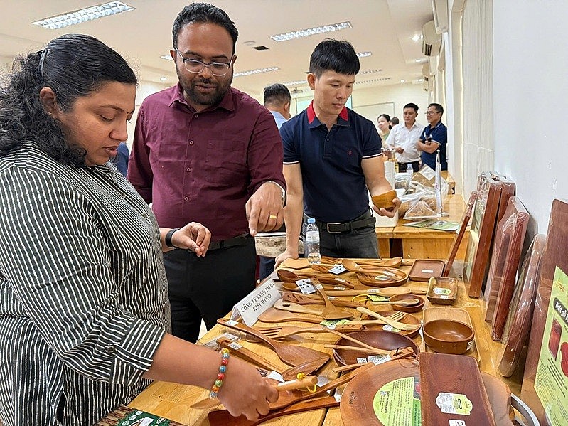 Hiểu rõ điểm yếu cố hữu của sản phẩm mộc truyền thống, KingWood sớm chuẩn hóa công nghệ, đưa từng chiếc thớt, khay, tô, đũa gỗ trở thành sản phẩm đạt chứng nhận OCOP, sẵn sàng đáp ứng yêu cầu xuất khẩu Hiểu rõ điểm yếu cố hữu của sản phẩm mộc truyền thống, KingWood sớm chuẩn hóa công nghệ, đưa từng chiếc thớt, khay, tô, đũa gỗ trở thành sản phẩm đạt chứng nhận OCOP, sẵn sàng đáp ứng yêu cầu xuất khẩu