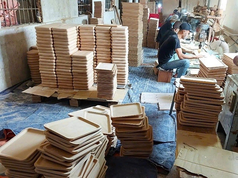 Ông Chương đánh giá, chuyển dịch từ gia công thô sang sản xuất thành phẩm sở hữu chi tiết sắc sảo giúp đảm bảo sinh kế bền vững cho người thợ Ông Chương đánh giá, chuyển dịch từ gia công thô sang sản xuất thành phẩm sở hữu chi tiết sắc sảo giúp đảm bảo sinh kế bền vững cho người thợ