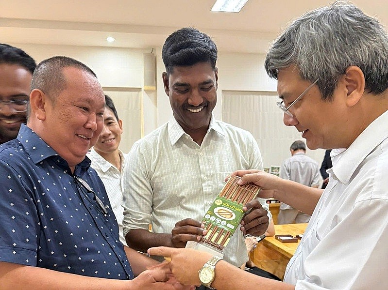 Ông Chương giới thiệu sản phẩm đến khách hàng quốc tế Ông Chương giới thiệu sản phẩm đến khách hàng quốc tế