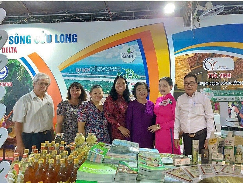Nguyên Bí thư Trung ương Đảng, nguyên Phó Chủ tịch nước Trương Mỹ Hoa (áo tím) tham quan gian hàng các sản phẩm đặc trưng thuộc tỉnh Bến Tre (nay là Vĩnh Long) Nguyên Bí thư Trung ương Đảng, nguyên Phó Chủ tịch nước Trương Mỹ Hoa (áo tím) tham quan gian hàng các sản phẩm đặc trưng thuộc tỉnh Bến Tre (nay là Vĩnh Long)