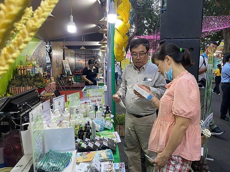 Ông Trí hiện vẫn miệt mài nghiên cứu cải tiến bao bì, đa dạng hóa mùi hương, chủ động ứng dụng công nghệ, sẵn sàng phục vụ mục tiêu xuất khẩu Ông Trí hiện vẫn miệt mài nghiên cứu cải tiến bao bì, đa dạng hóa mùi hương, chủ động ứng dụng công nghệ, sẵn sàng phục vụ mục tiêu xuất khẩu