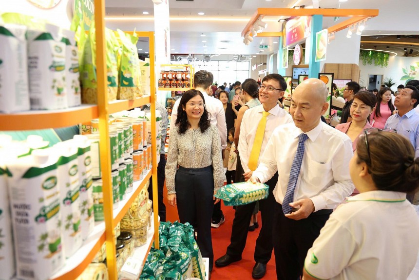 Ông Nguyễn Nguyên Phương, Phó giám đốc Sở Công thương TP. HCM cùng các đại biểu tham quan các gian hàng trưng bày, giới thiệu sản phẩm