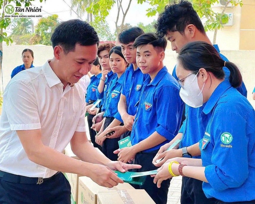 Điều khiến ông Đặng Khánh Duy, Giám đốc Công ty TNHH Tân Nhiên tự hào chính là thành công duy trì sinh kế bền vững, giúp “gian bếp” hàng trăm gia đình công nhân địa phương luôn “đỏ lửa”