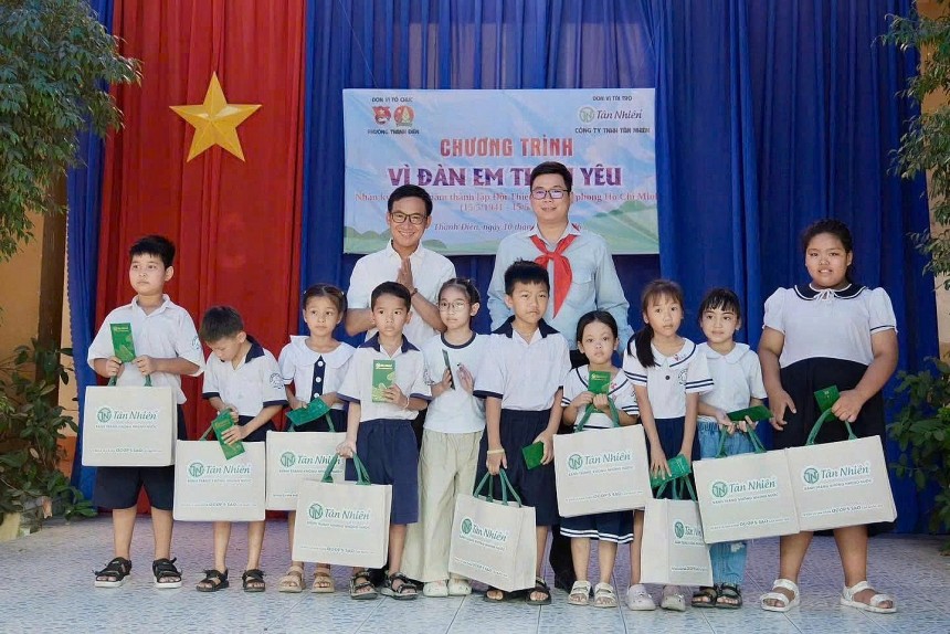 Đại diện doanh nghiệp tâm niệm, mỗi phần quà trao tay là một niềm vui được lan tỏa, một hy vọng được chắp cánh