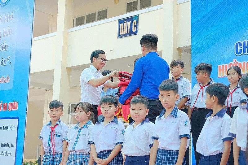 Hiểu rõ trách nhiệm với mảnh đất đã nuôi dưỡng mình, Tân Nhiên luôn tích cực đồng hành cùng đoàn viên, thanh niên trong các hoạt động tình nguyện vì cộng đồng