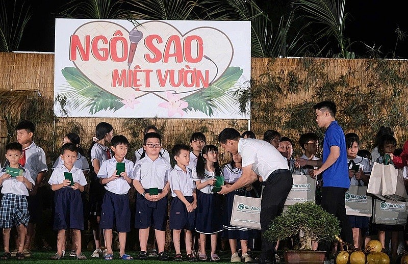 Doanh nghiệp đồng hành cùng chương trình Ngôi Sao Miệt Vườn, trao học bổng cho học sinh vượt khó học giỏi